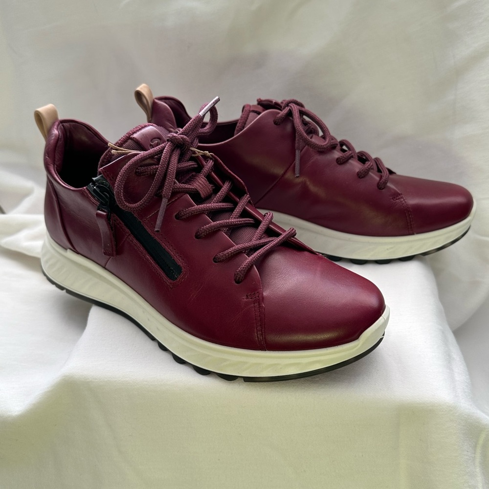 NIB - ECCO Women’s ST1 Morillo Burgundy Leather Sneaker; Size EU 38 (US 7 - 7.5)